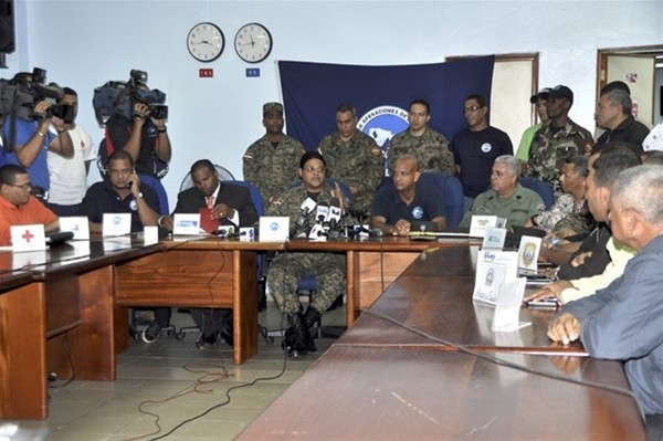 Al centro, General Juan Manuel Méndez García, director del Centro de Operaciones de Emergencias (COE), en rueda de prensa informando sobre los efectos del paso de la Tormenta Isaac.
