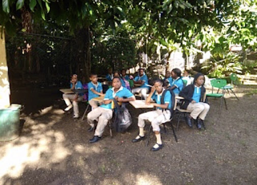 Estudiantes de la escuela de el Fondo Benito, en Polo, Barahona.