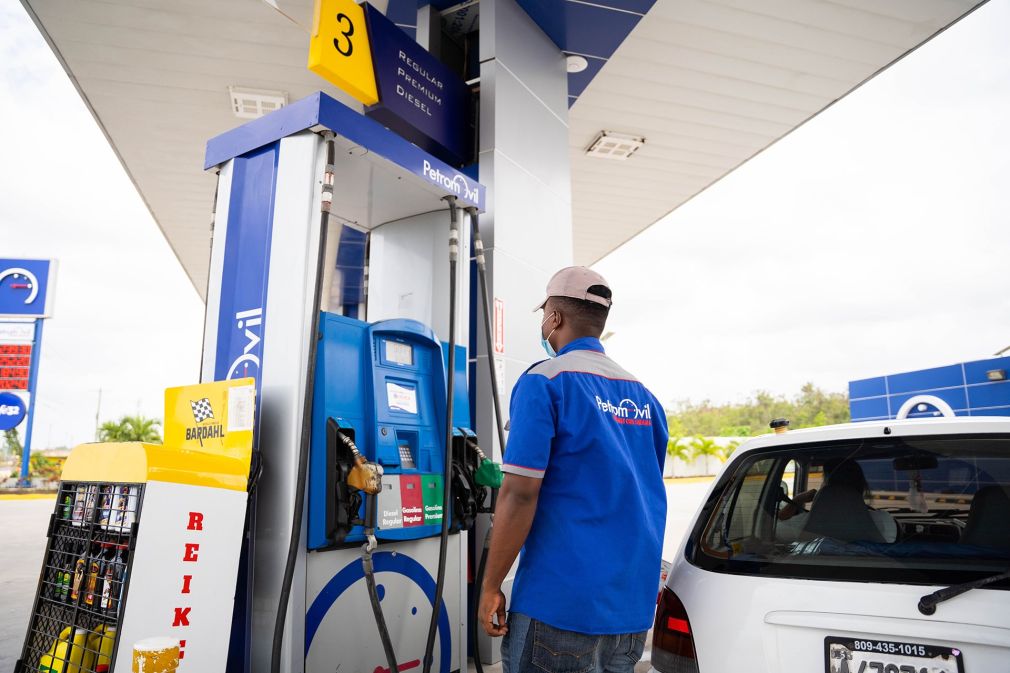 Mientras que se subsidia con RD$25.69 por cada galón de gasolina prémium y RD$76.16 por galón de gasoil óptimo consumido.