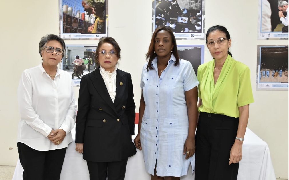 De izquierda a derecha: Dra. Vanahi Bello Dotel, Ylonka Nacidit-Perdomo (demandante), Dra. Aracelis Aquino y Aidita Selman (productora), quienes acompañaron a la denunciante en la rueda de prensa en el Colegio Dominicano de Periodistas.