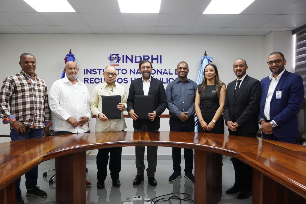 Autoridades del Indrhi y Sinomape -CNUS formalizan el convenio.
