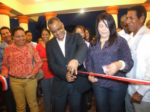 Corte de cinta en la inauguracion del parque central