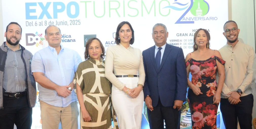 Directivos de Expoturismo 2025, encabezados por los periodistas Ramón Paulino y Yomaris Gómez, ofreciendo los detalles de la edición 26 que se desarrolla el fin de semana en el Hotel Hodelpa Gran Almirante, en Santiago.