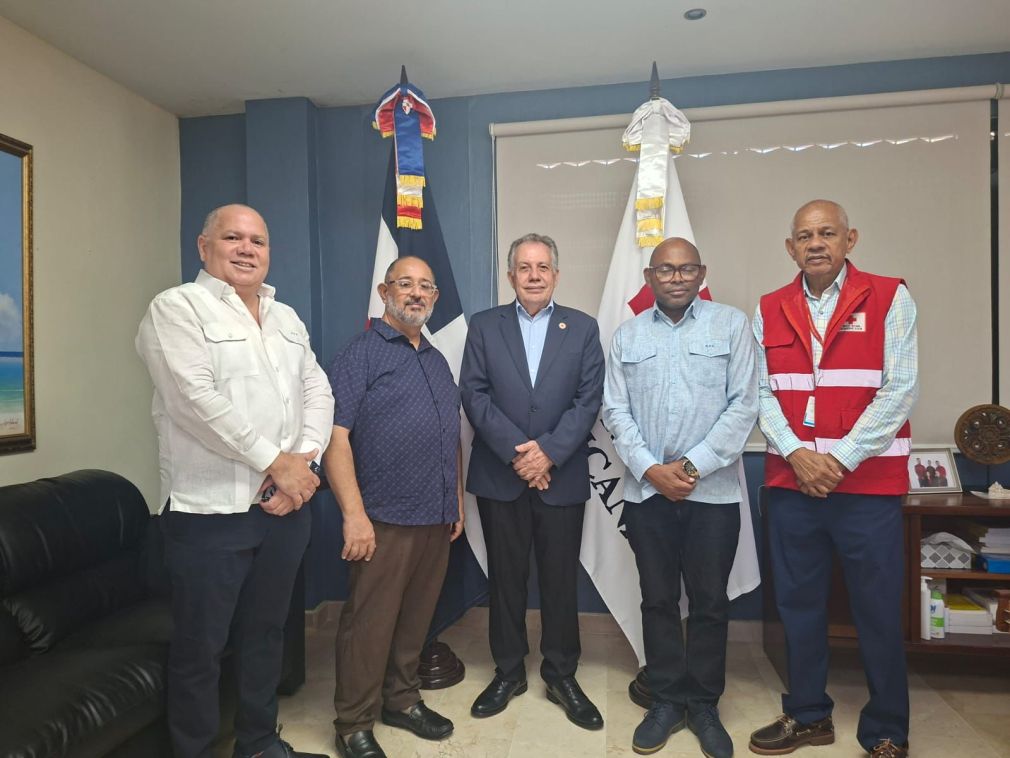 Directivos del Círculo de Reporteros Gráficos visitaron al presidente y al director general de la Cruz Roja.
