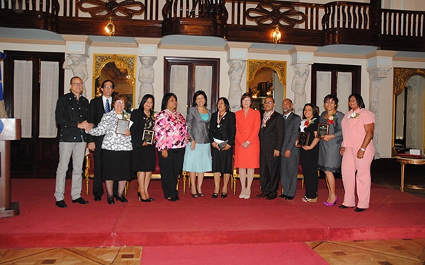 Gobierno galardona a maestros meritorios