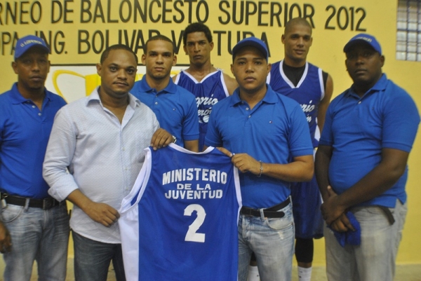 Ministerio de la Juventud dona uniformes a club de Barahona
