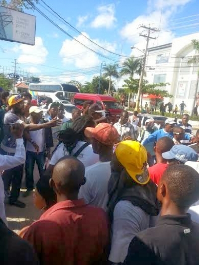 Haitianos se amotinan frente al cuartel PN en Verón acuertelan policias