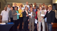 Los alcaldes y directores de distritos municipales muestran los cheques recibidos para cada uno de los municpios que aplicaron al proyecto de Presupuesto Participativo.