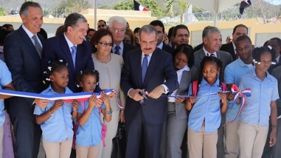 Medina inaugura escuelas  en La Vega