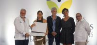 Luis Arambillet entrega reconocimiento a Laura Amelia Guzmán en compañía de Leticia Tonos, Peyi Guzmán y Elías Muñoz.