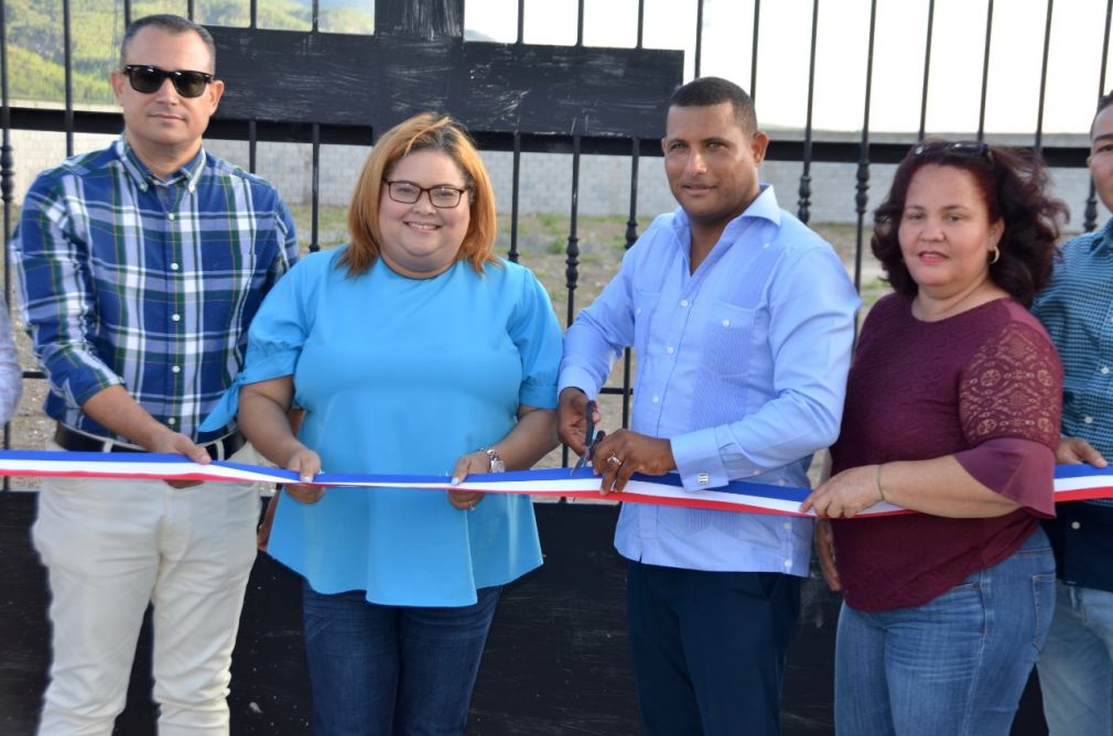 El acto fue encabezado por su Alcalde, el señor Brennis Fontanez y contó con la presencia de la Gobernadora de la Provincia de Azua, Ángela Pérez Díaz.