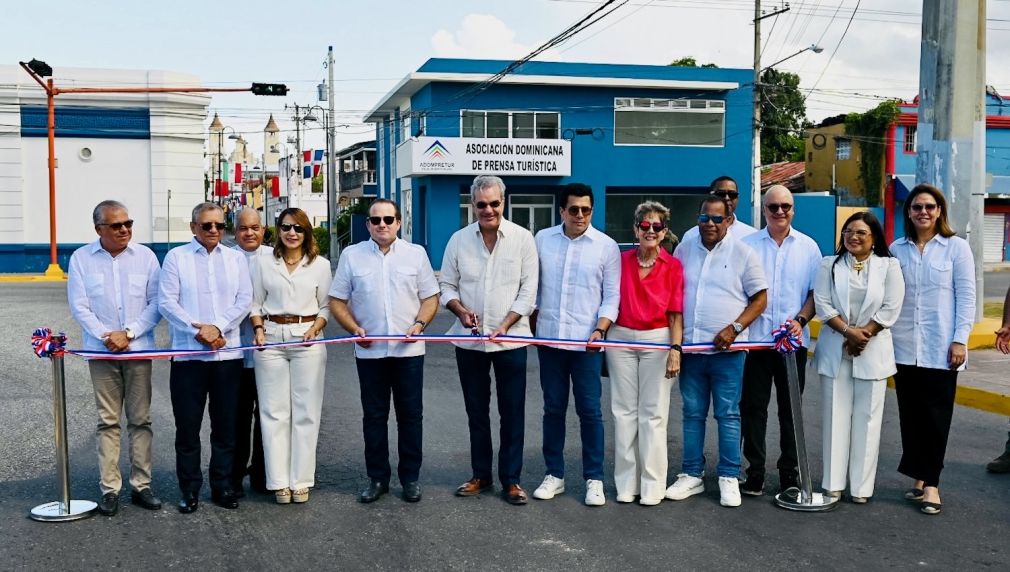 La ceremonia fue encabezada por el mandatario junto al ministro de Turismo, David Collado, y contó con la presencia de dirigentes y miembros locales y nacionales de Adompretur, liderados por Junior García y la presidenta nacional de la entidad, Sarah Hernández.