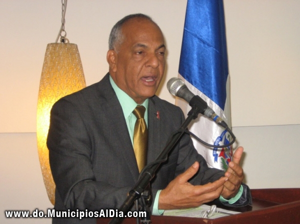 El doctor Víctor Terrero, se dirige al pública en el acto celebrado en un hotel de esta capital, donde dieron a conocer el programa de actividades que ejecutará CONAVIHSIDA, con los comunicadores sociales, ongs y juntas de vecinos