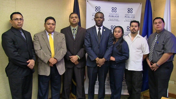 El director de la Escuela Nacional del Ministerio Público, Wilson Camacho, con parte de los fiscales.