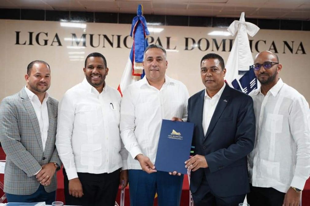 El alcalde de Bayaguana, Manuel Pantalio, y Víctor D’ Aza, presidente de la LMD.
