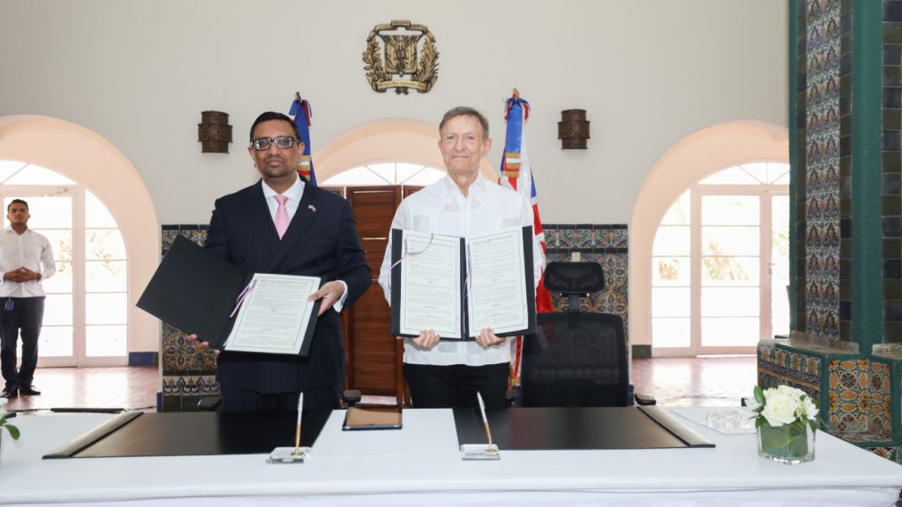 El acuerdo fue firmado por el Ministro de Relaciones Exteriores, Roberto Álvarez y el embajador del Reino Unido de Gran Bretaña e Irlanda del Norte, Mockbul Ali.