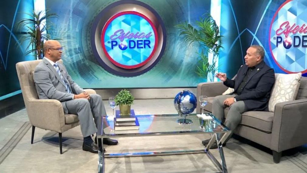 Erick Hernández Machado al ser entrevistado por Federico Méndez, sostuvo que la reforma constitucional fortalecería el proceso institucional del país, por lo que es necesario emprenderla.