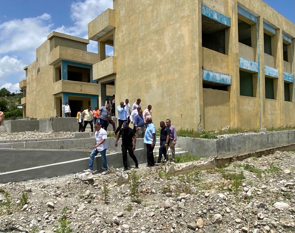 El director de la DIE, Roberto Herrera y el Rector de la UASD, Editrudis Beltran visitaron la provincia fronteriza, donde informaron la reanudación de la construcción de la obra.