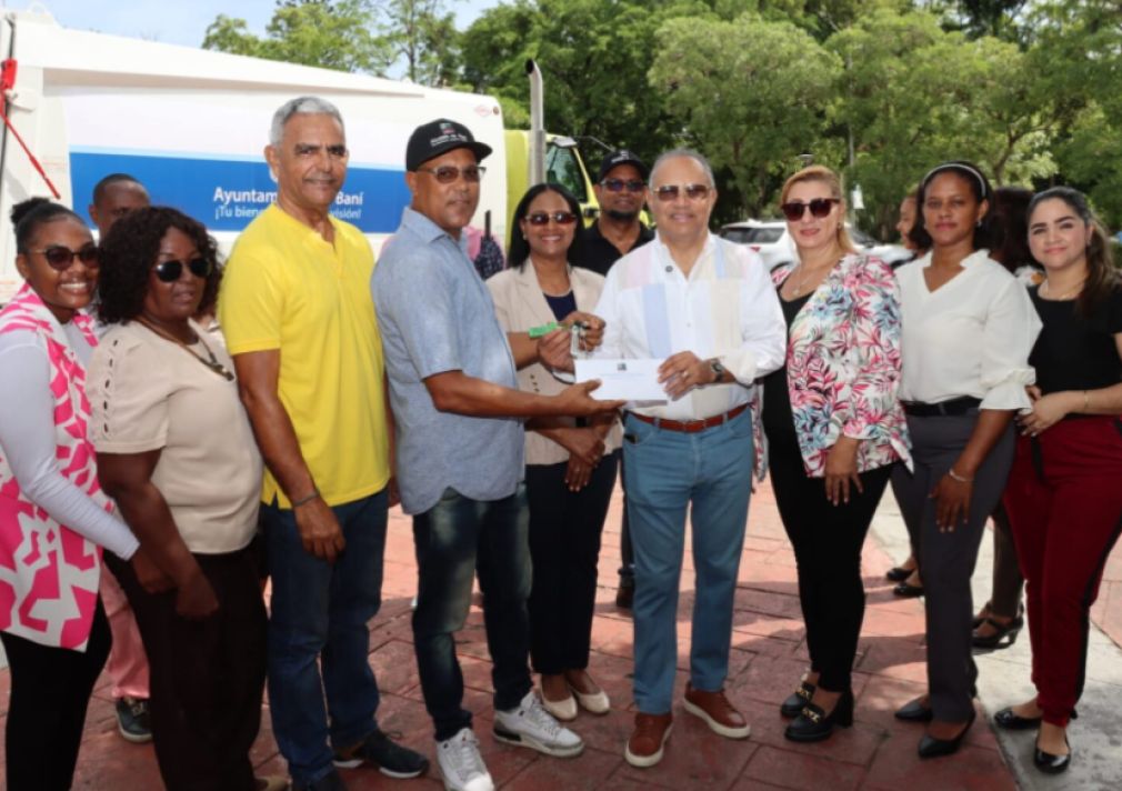 El alcalde Santo Ramírez hizo entrega del nuevo camión compactador comprado mediante licitación hace un año.