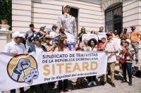 Lanzando consignas, entre poemas, música y mucho arte los manifestantes se refirieron a la descentralización cultural y a las intenciones de realizar el Festival Internacional de Teatro del 2023 en Santiago, demandando que se aproveche el evento para resolver problemas nodulares de las salas en la región en materia de infraestructura, participación protagónica de los grupos independientes y populares de la región .