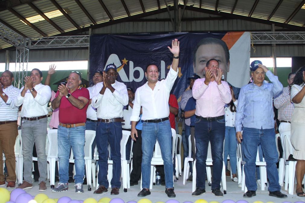 Durante el recorrido por la provincia, Abel Martínez juramentó el equipo provincial de campaña.