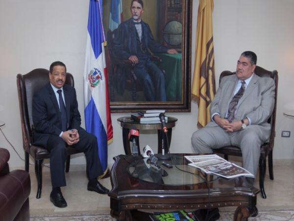 Momentos en que el presidente de la JCE, Roberto Rosario Márquez, explica a los periodistas los diferentes temas tratados con el ministro Miguel Mejía, quien también aparece en la foto.