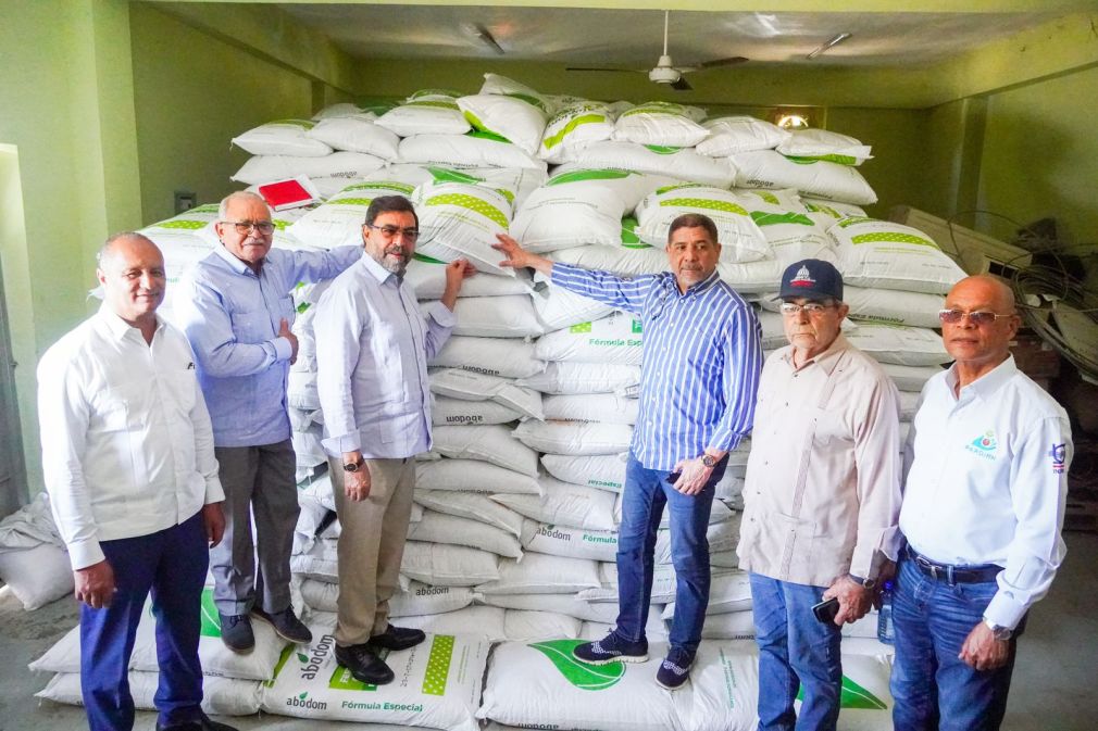Limber Cruz y Olmedo Caba entrega el fertilizante en representación del Gobierno.