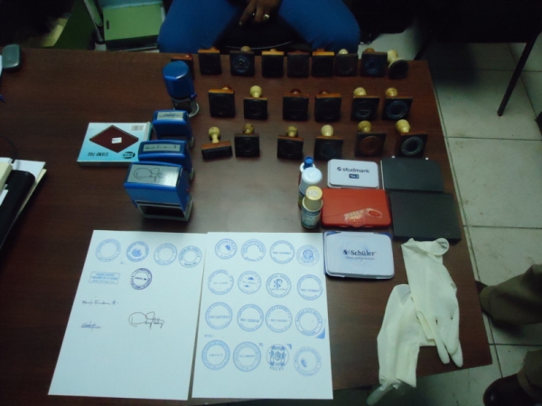 Ocupan cheques falsos y sellos usados por estafadores