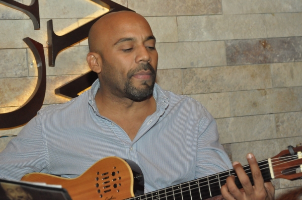 Pachy Carrasco interpretando la guitarra con su grupo Bossa & Pop en un restaurant de Santo Domingo.