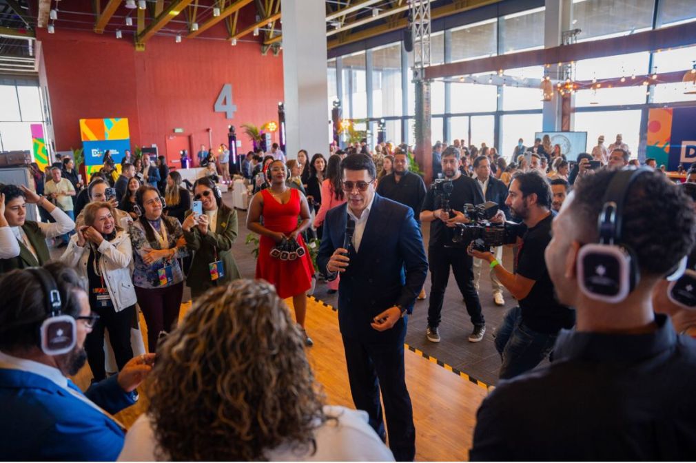 Ministro David Collado se reúne con turoperadores y agentes de viaje en Colombia.