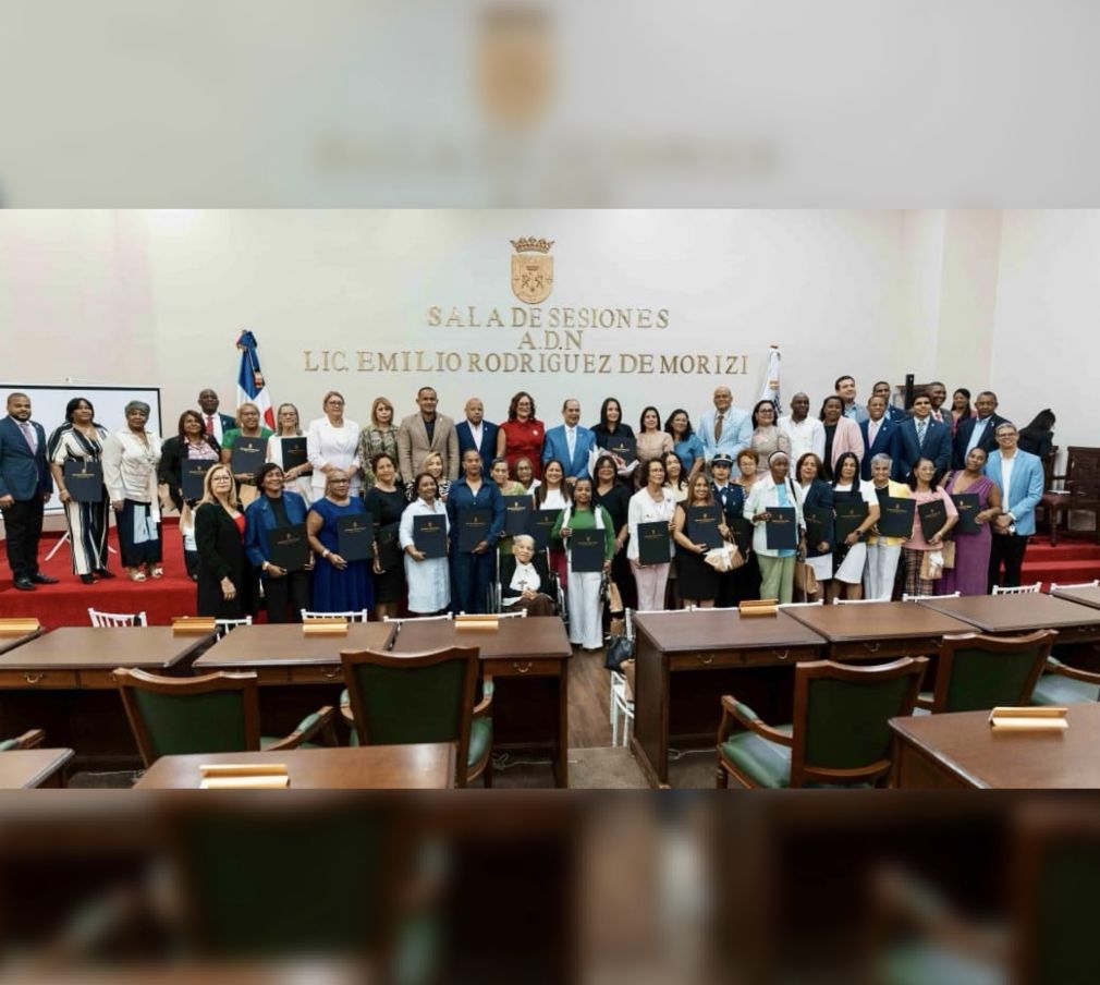 La actividad estuvo encabezada por la secretaria general del cabildo, Elizabeth Mateo, y por el presidente del Concejo de Regidores, Yovany Moya. Además, estuvo el diputado Manuel Núñez, regidores y familiares de las homenajeadas.
