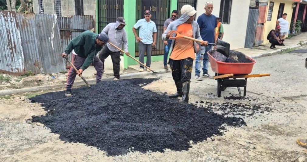 Alcaldía SFM ejecuta programa de bacheo y afirmado de calles en cinco sectores.