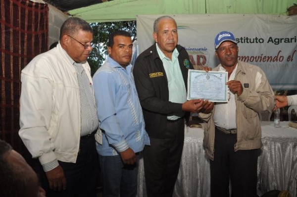 IAD entrega más 3 mil tareas de tierra a productores en Mata Gorda