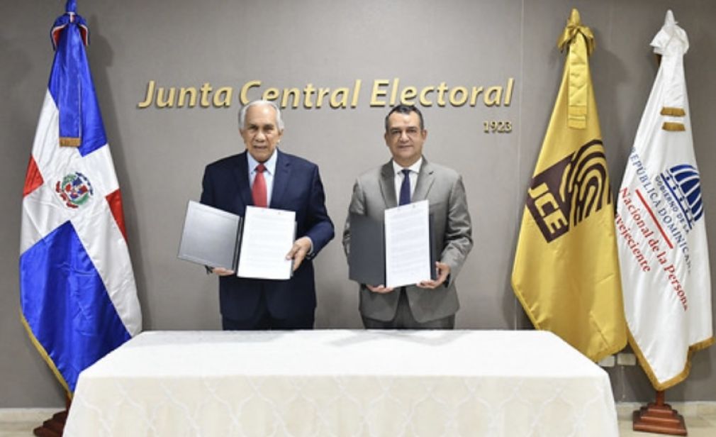 El acuerdo fue firmado por presidente de la JCE, Román Andrés Jáquez Liranzo, y por el director ejecutivo del Conape, José García Ramírez.