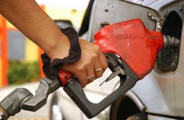 Congelan precios de las gasolinas y el gas natural y bajan otros combustibles