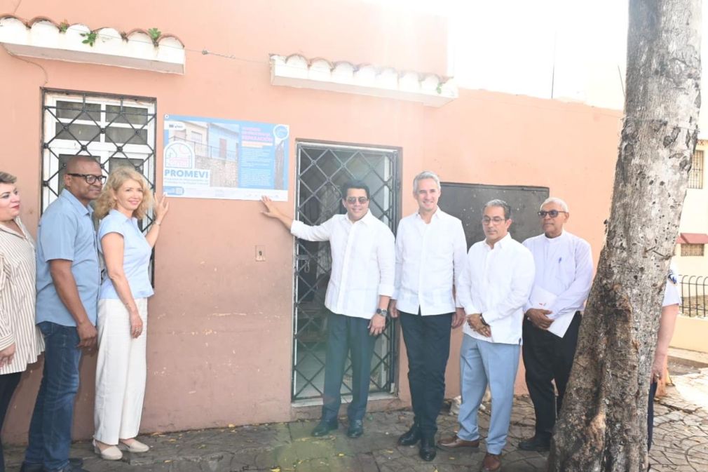 El ministro estuvo acompañado por la embajadora de la Unión Europea en República Dominicana, Katja Afheldt; el jefe de Operaciones del Banco Interamericano de Desarrollo (BID), Miguel Baruzze, el coordinador General del PIDTUCCSD, Amín Abel Santos y técnicos de las instituciones involucradas en el desarrollo de las obras.