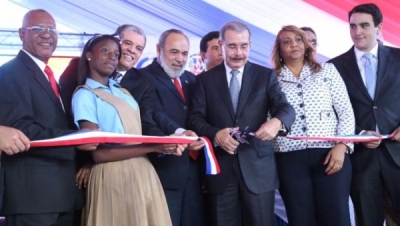 Presidente Medina inaugura una escuela en Guayacanes, San Pedro de Macorís: 
