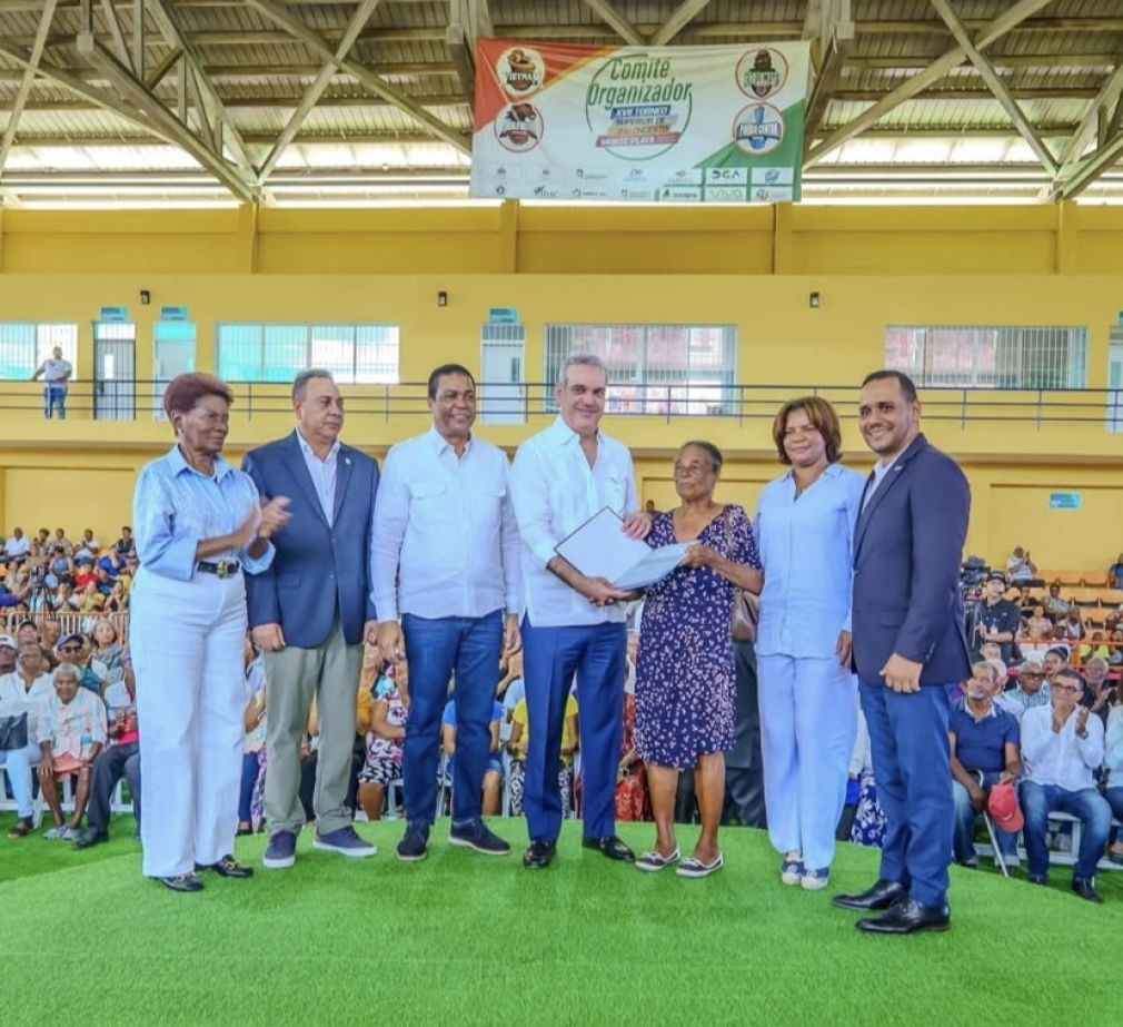 El presidente Luis Abinader, acompañado del presidente de la Liga Municipal Dominicana, Víctor D' Aza, pidió a las autoridades provinciales comunicarse con los sacerdotes, pastores y presidentes de juntas de vecinos para intervenir con las familias que tienen desacuerdo para poder avanzar en la entrega de los títulos restantes.