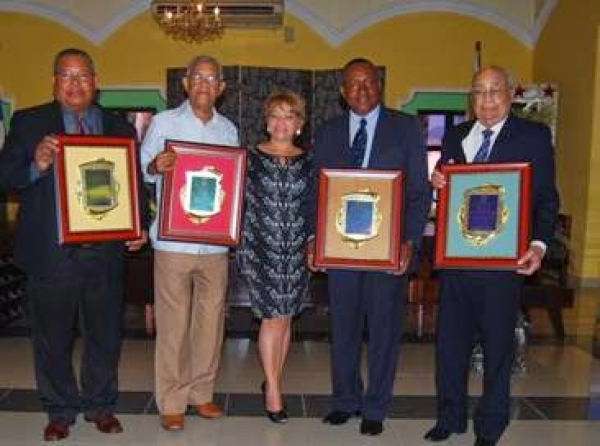 Alcaldesa reconoce a cinco ex síndicos del municipio San Juan de la Maguana.