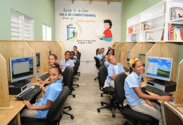 Voluntariado Bancentraliano dona computadoras a escuela de Constanza