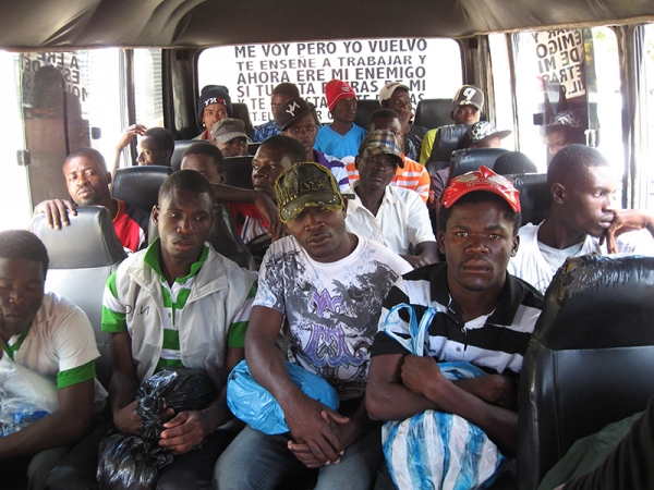 Parte de los haitianos que desalojaron voluntariamente las cercanías del Ministerio de Trabajo bajo acuerdo con la Organización Internacional para las Migraciones, alegando que fueron engañados. 