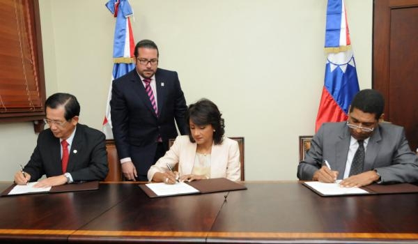 La Primera Dama de la República, Cándida Montilla de Medina, y el embajador de Taiwán, Tomás Ping-Fu Hou, al momento de la firma.