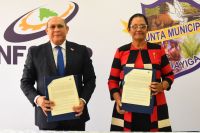 El director del Infotep, Rafael Santos Badía y Mirtha Elena Pérez (La Popy), directora del Distrito Municipal La Guáyiga.