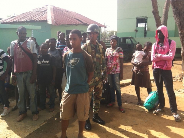 Detienen 27 haitianos indocumentados y un traficante Dominicano