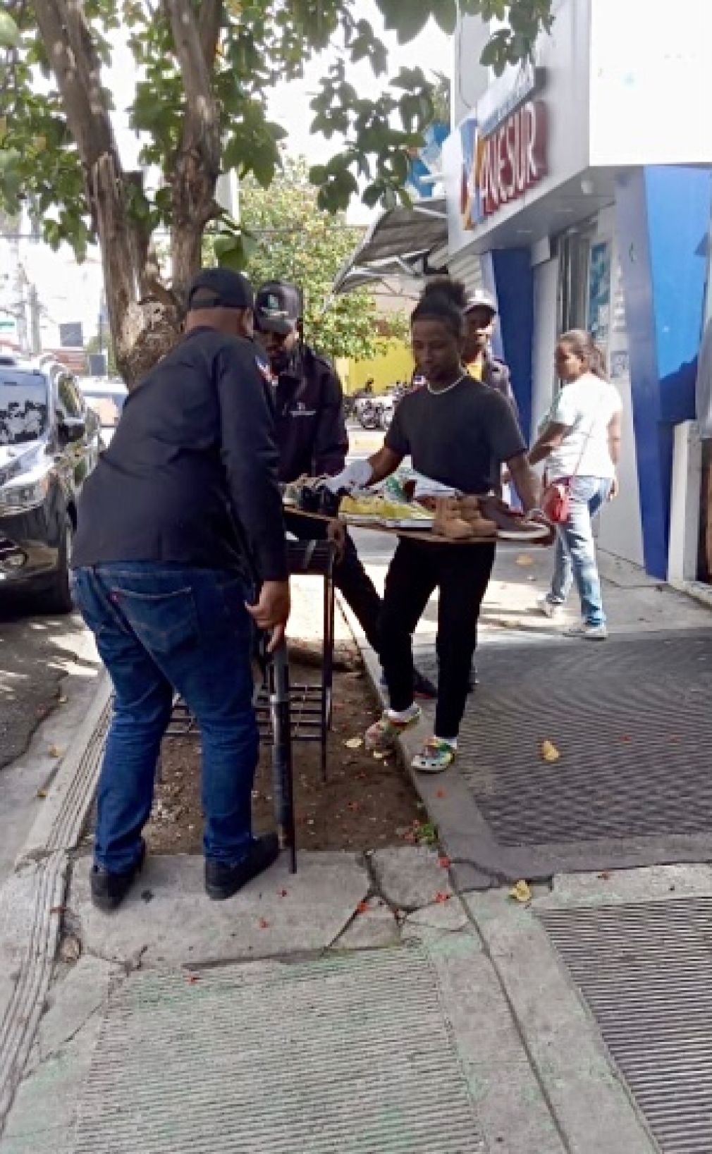 Ayuntamiento San Cristóbal ejecuta jornada de retiro de chatarras y objetos de espacios públicos.