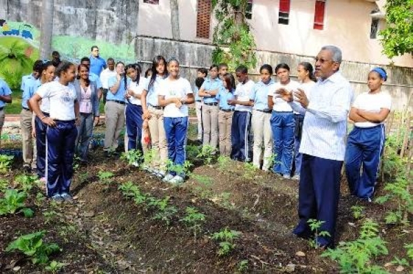 Estudiantes aprenden sobre el manejo de los huertos escolares