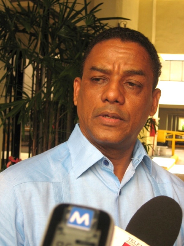 El presidente de la Comisión de Economía, Planificación y Desarrollo de la Cámara de Diputados, Ramón Cabrera, advirtió hoy que las administradoras de los Fondos de Pensiones y Riesgos de Salud, quieren chantajear al Congreso Nacional Dominicano, para que los senadores, les mantengan sus margenes de ganancias de más del 30 por ciento.