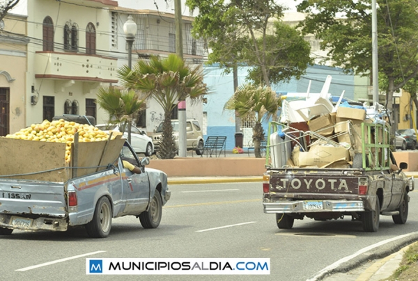 El literal n del Artículo 19 de la Ley 176-07 de los municipios, la cual establece que los ayuntamientos tienen la responsabilidad de ordenar y reglamentar el transporte público y urbano.