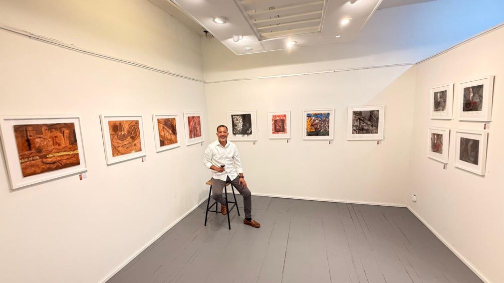 El artista Rubén Carrasco en la exposición “Huella Territorial”.