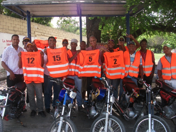 Candidato entrega de chalecos a motoconchos en Barahona